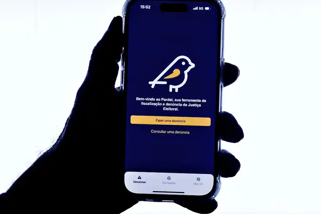 Pardal chega a 129 denúncias de propaganda irregular em Sergipe 1 Pessoal segurando smartphone, exibindo o Aplicativo Pardal, da Justiça Eleitoral, onde são feitas denúncias de propaganda eleitoral irregular
