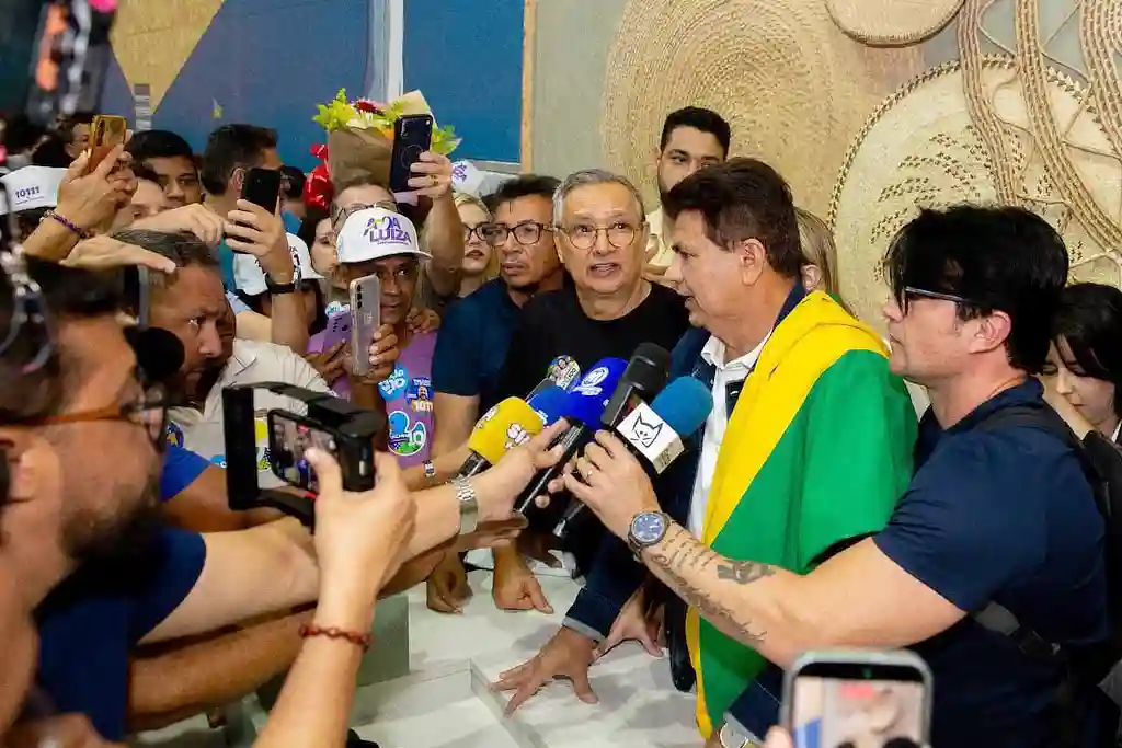Valmir volta a Sergipe e é recebido por multidão no aeroporto 1 Valmir de Francisquinho volta a Sergipe e é recebido por multidão no aeroporto