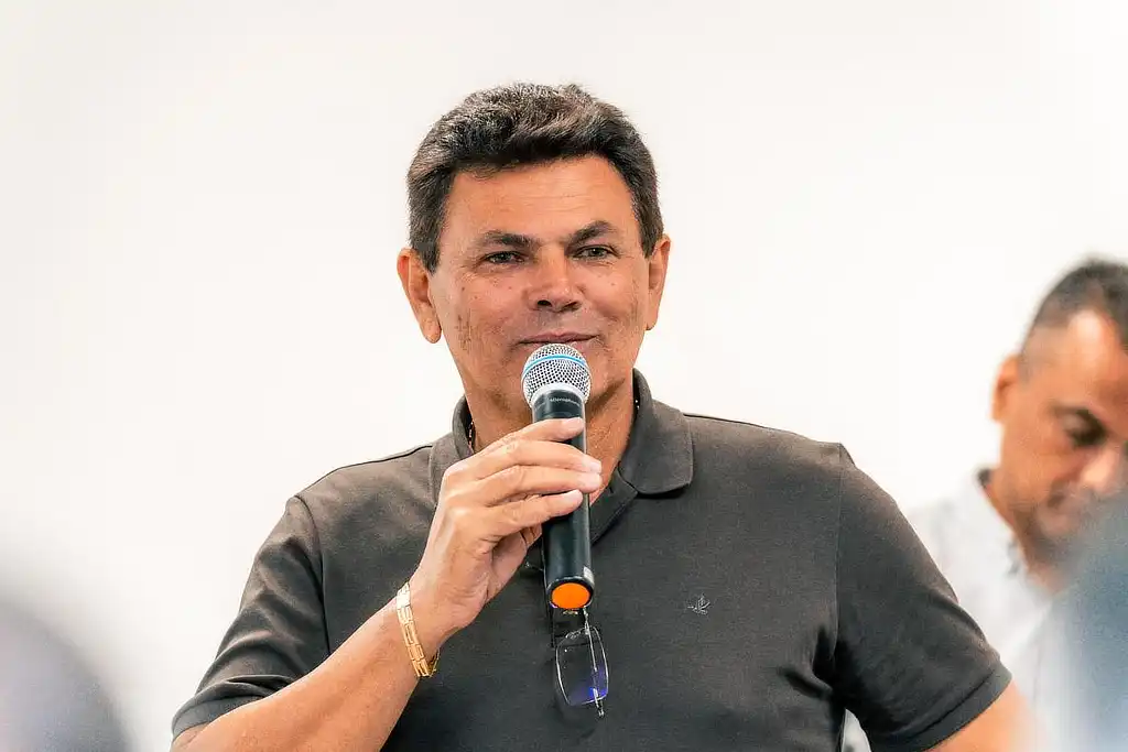 Valmir retorna a Aracaju após procedimento cardíaco em São Paulo 1 Ex-prefeito de Itabaiana Valmir de Francisquinho segurando um microfone com a mão direita